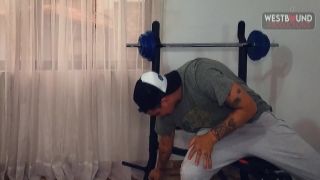 Deportista caliente a su entrenador para follarselo