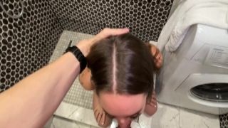 Sexy blowjob in the bathroom makes me cum.